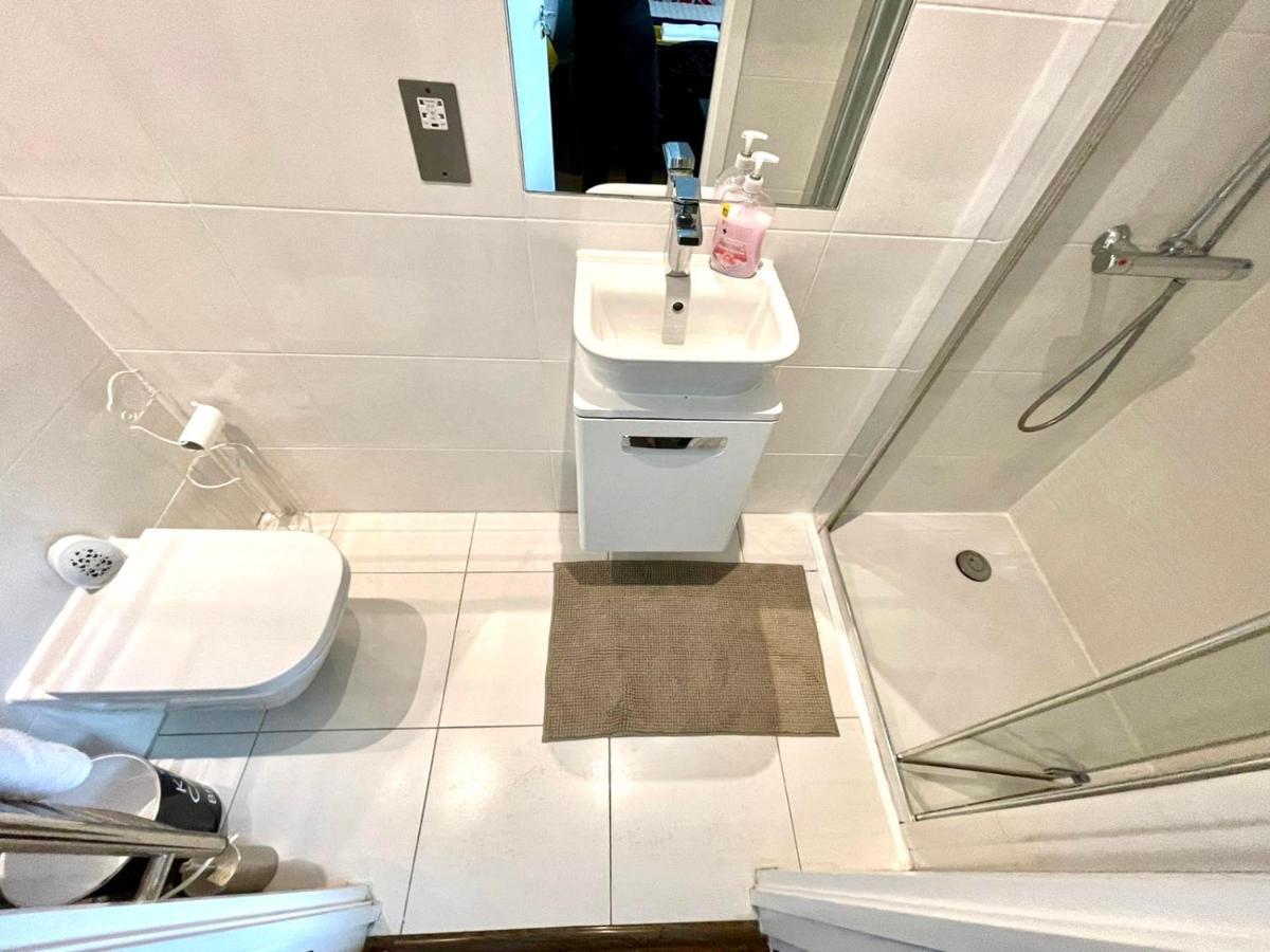 Stratford Luxury House, 5 Minutes Walk Station, Westfield, 3 Bedrooms 3 Bathrooms, Reception, Garden, Parking Londra