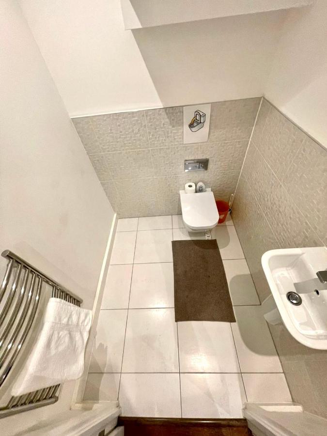 Stratford Luxury House, 5 Minutes Walk Station, Westfield, 3 Bedrooms 3 Bathrooms, Reception, Garden, Parking Londra