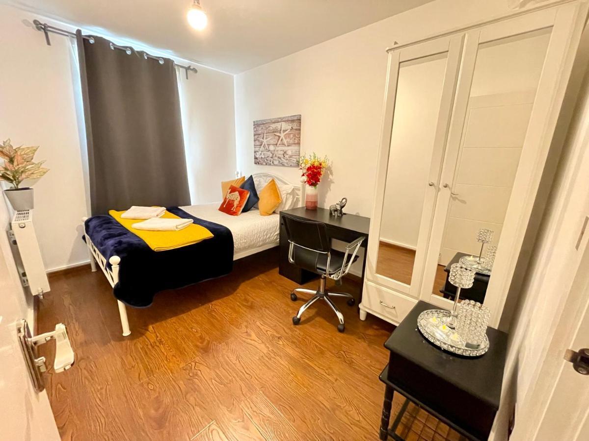 Stratford Luxury House, 5 Minutes Walk Station, Westfield, 3 Bedrooms 3 Bathrooms, Reception, Garden, Parking Appartamento Londra