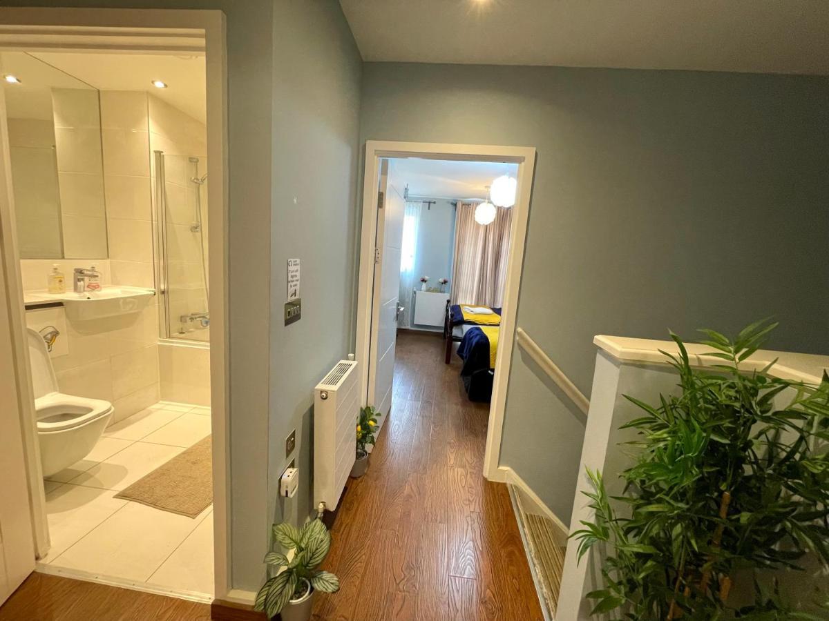 Stratford Luxury House, 5 Minutes Walk Station, Westfield, 3 Bedrooms 3 Bathrooms, Reception, Garden, Parking Appartamento *