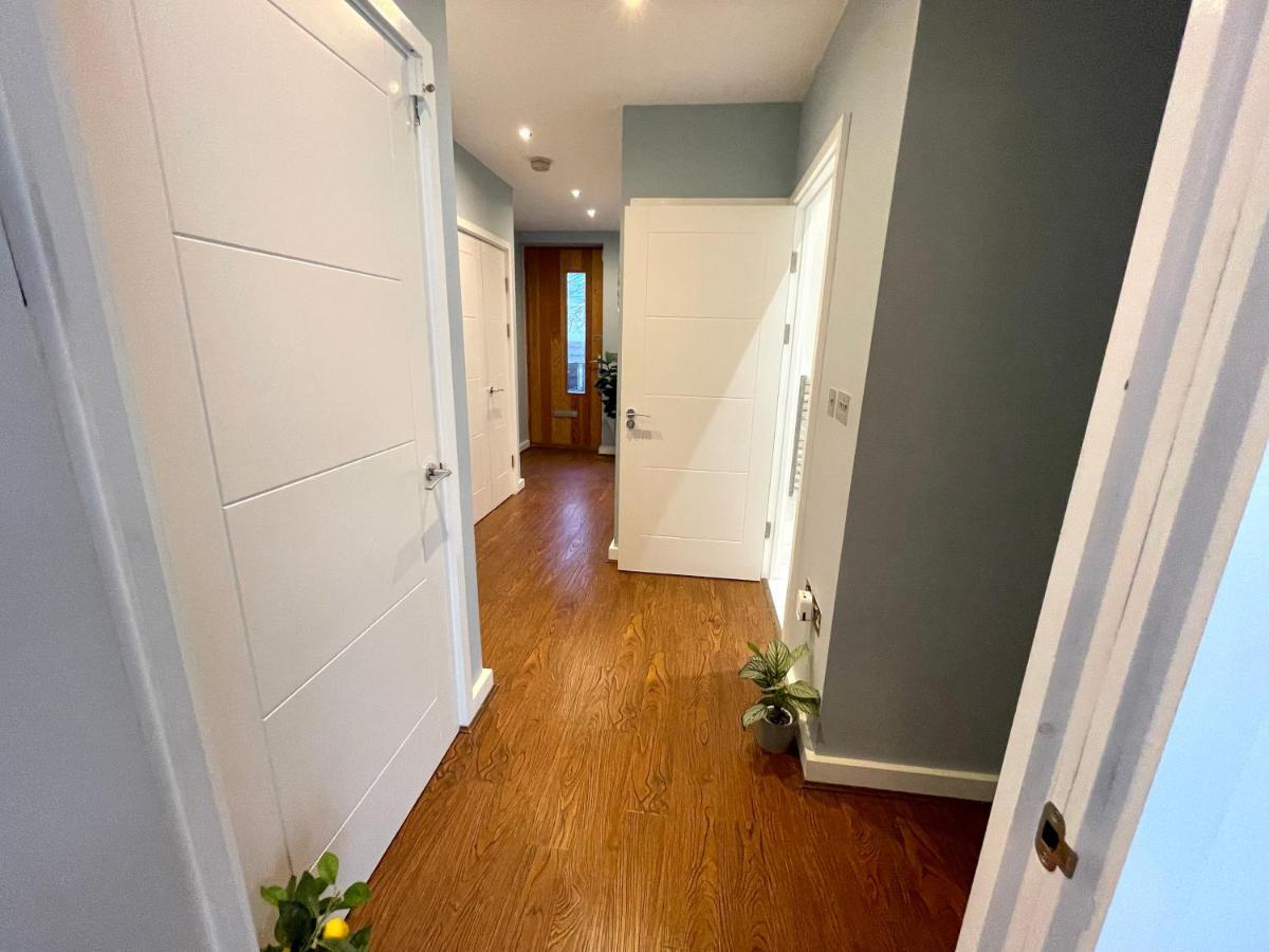 Stratford Luxury House, 5 Minutes Walk Station, Westfield, 3 Bedrooms 3 Bathrooms, Reception, Garden, Parking * Londra