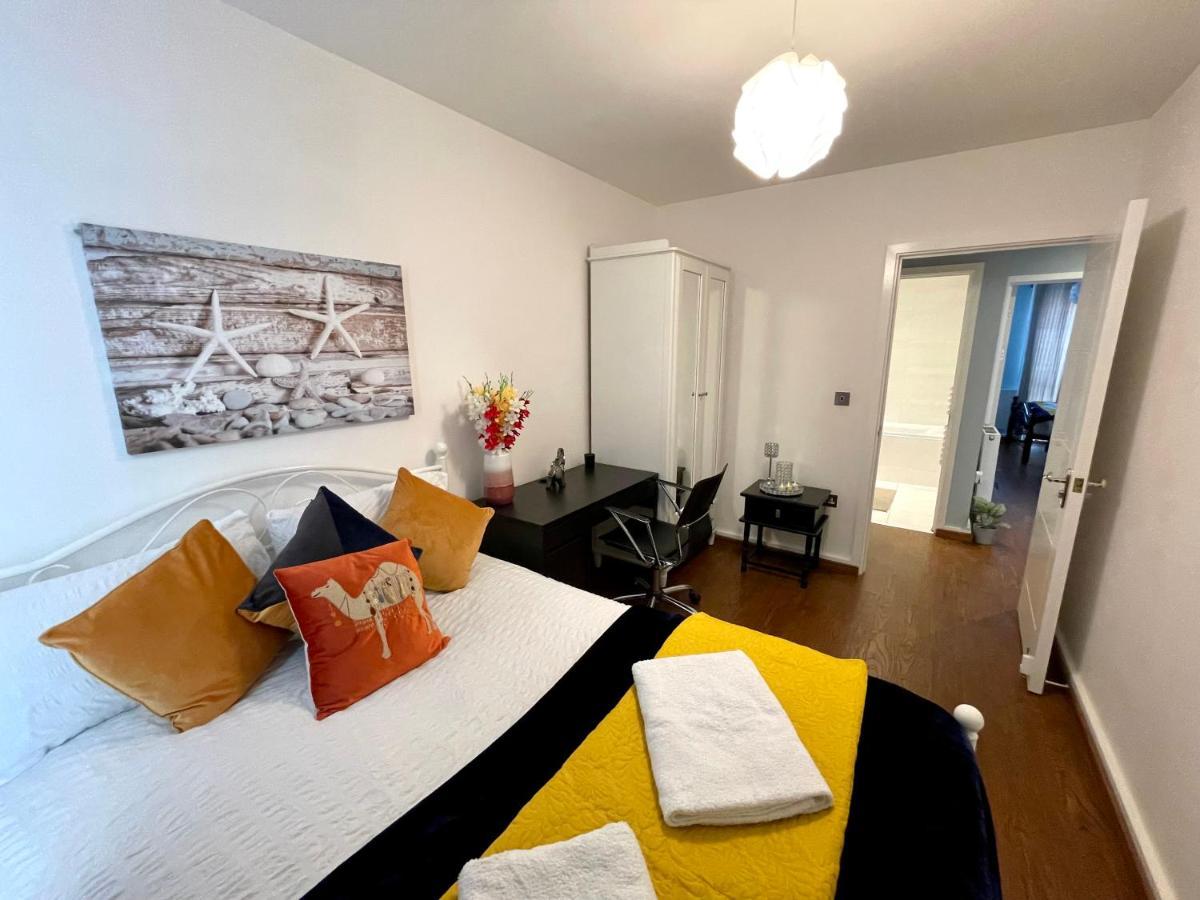 Stratford Luxury House, 5 Minutes Walk Station, Westfield, 3 Bedrooms 3 Bathrooms, Reception, Garden, Parking * Londra