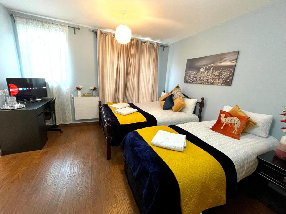 Stratford Luxury House, 5 Minutes Walk Station, Westfield, 3 Bedrooms 3 Bathrooms, Reception, Garden, Parking Appartamento Londra