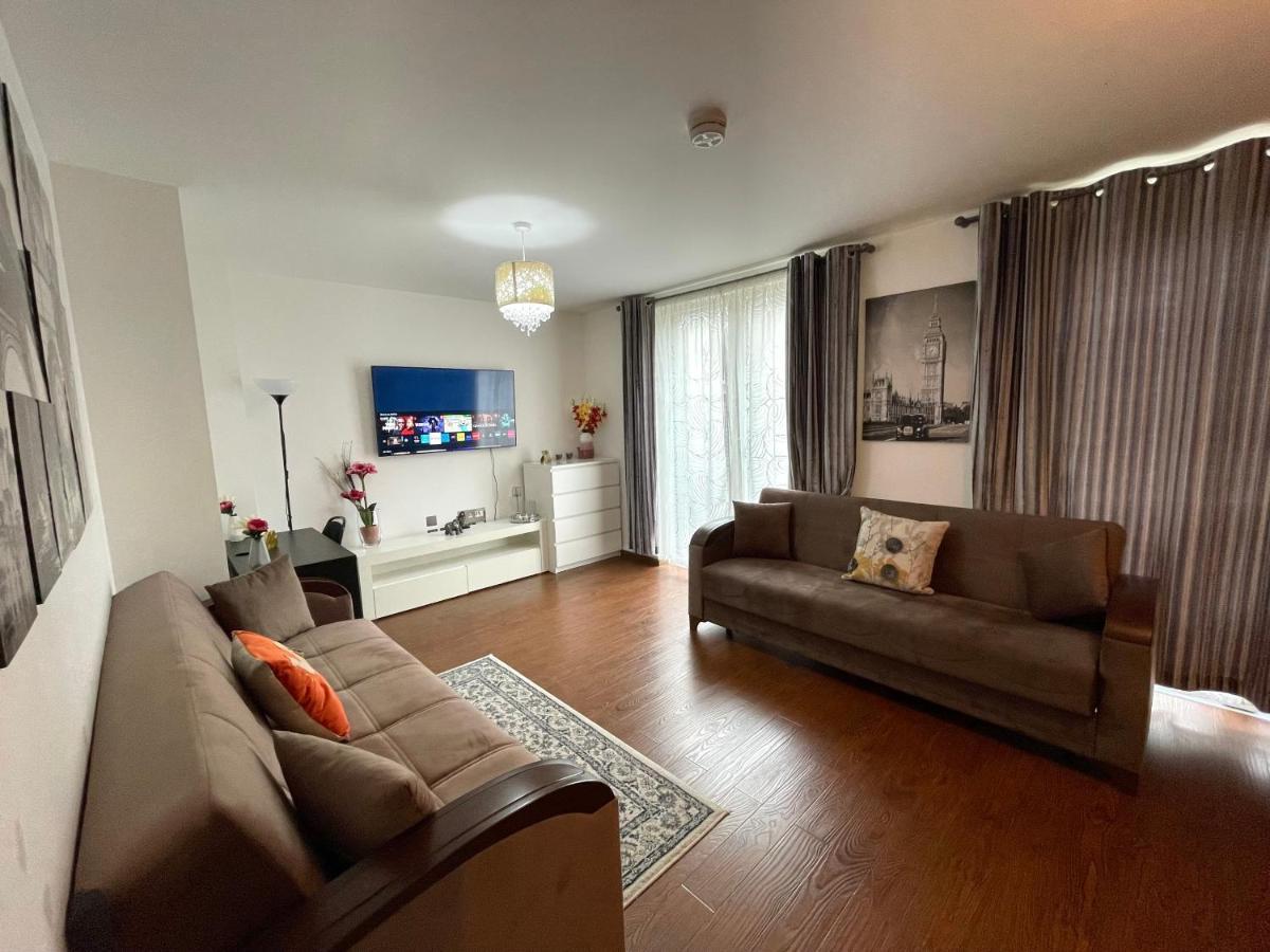 Stratford Luxury House, 5 Minutes Walk Station, Westfield, 3 Bedrooms 3 Bathrooms, Reception, Garden, Parking * Londra