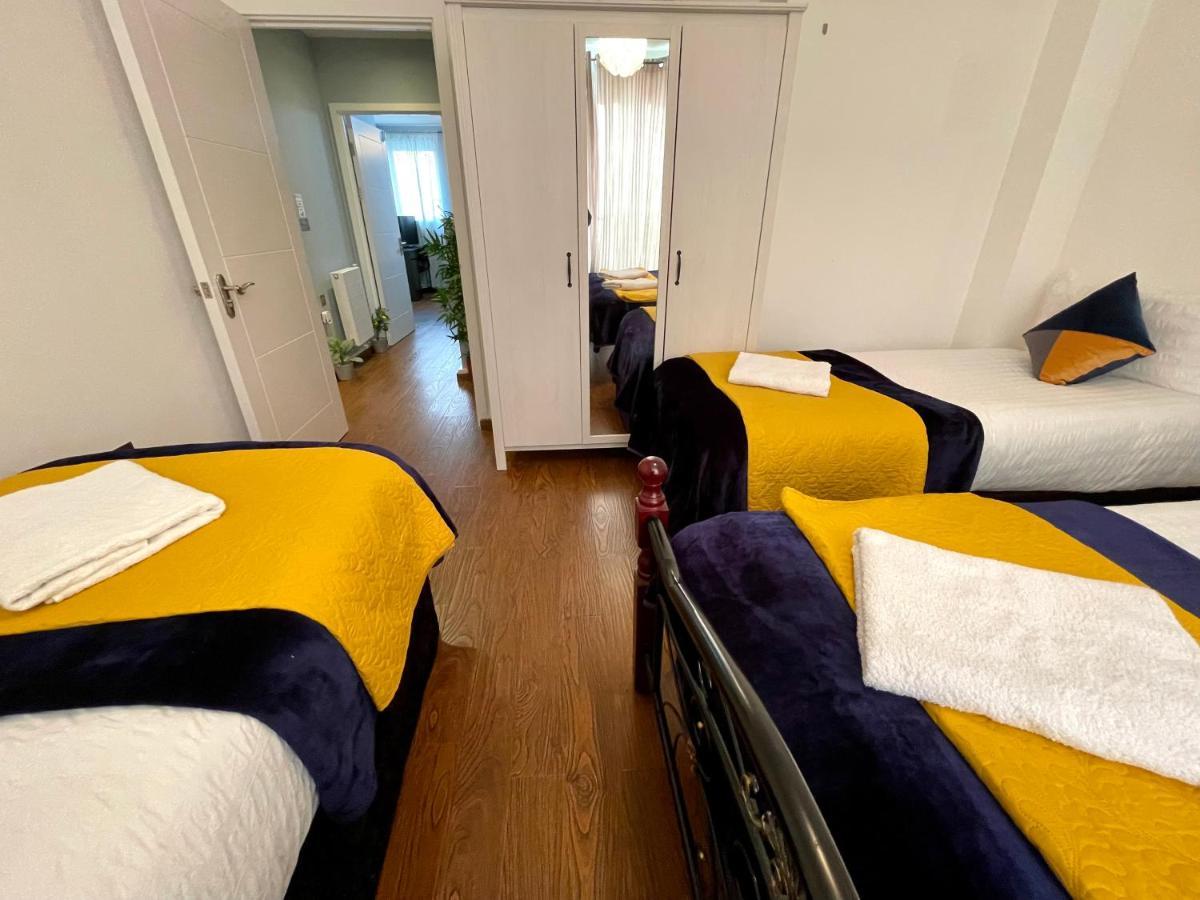 Stratford Luxury House, 5 Minutes Walk Station, Westfield, 3 Bedrooms 3 Bathrooms, Reception, Garden, Parking Appartamento