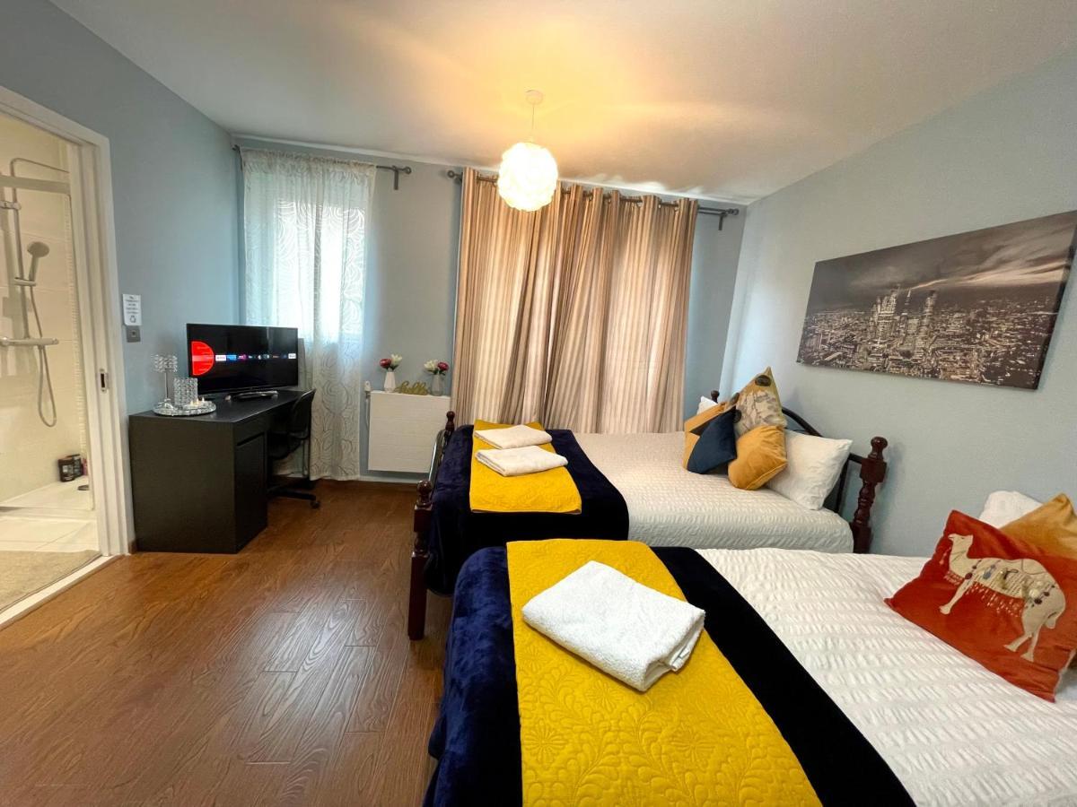 Stratford Luxury House, 5 Minutes Walk Station, Westfield, 3 Bedrooms 3 Bathrooms, Reception, Garden, Parking Appartamento