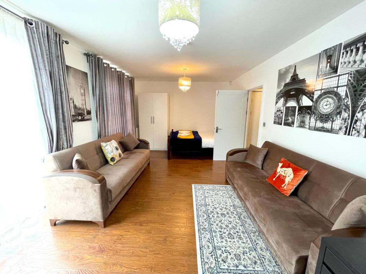 Stratford Luxury House, 5 Minutes Walk Station, Westfield, 3 Bedrooms 3 Bathrooms, Reception, Garden, Parking Appartamento