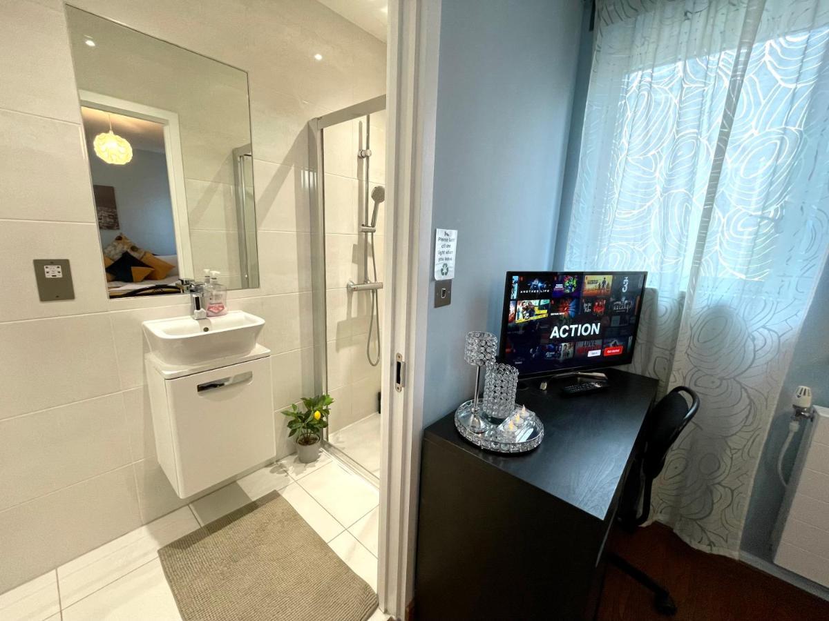 Appartamento Stratford Luxury House, 5 Minutes Walk Station, Westfield, 3 Bedrooms 3 Bathrooms, Reception, Garden, Parking Londra