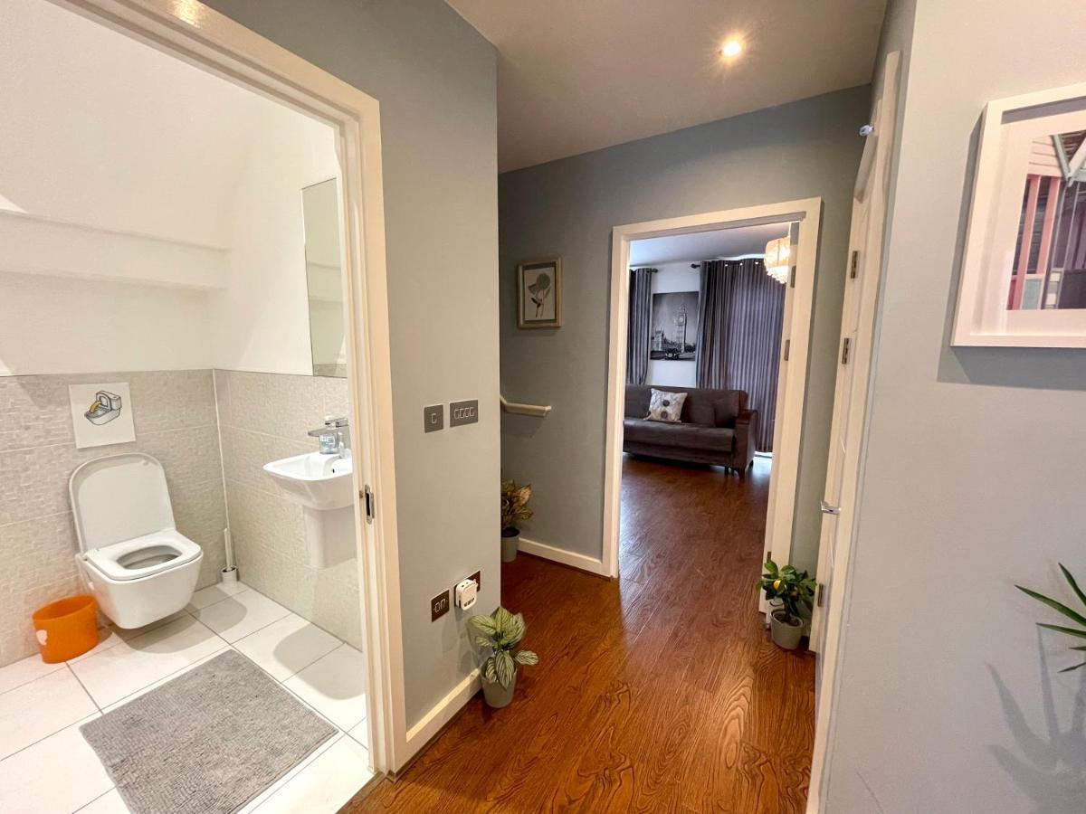 Stratford Luxury House, 5 Minutes Walk Station, Westfield, 3 Bedrooms 3 Bathrooms, Reception, Garden, Parking Appartamento