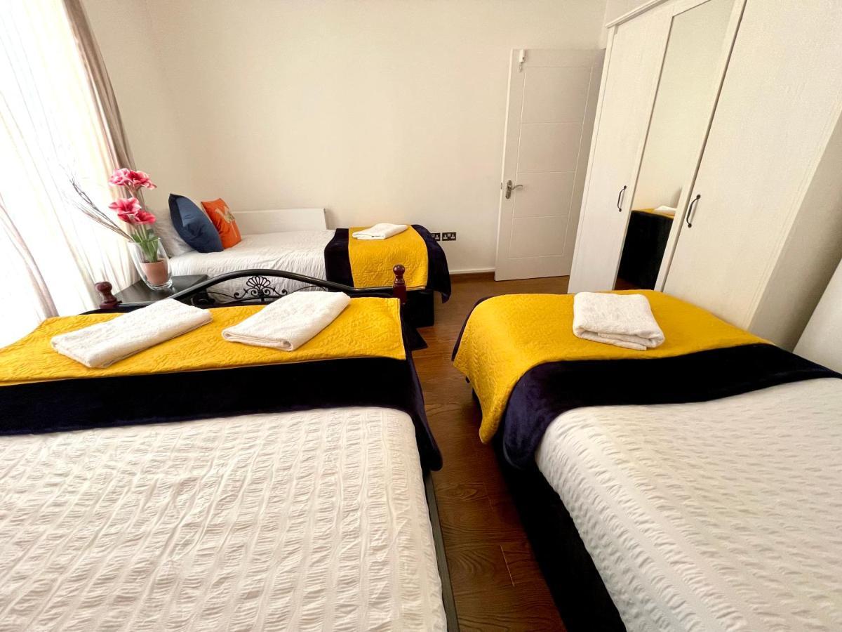 Stratford Luxury House, 5 Minutes Walk Station, Westfield, 3 Bedrooms 3 Bathrooms, Reception, Garden, Parking * Londra