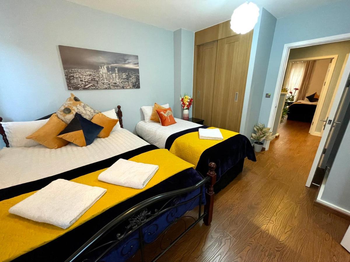 Stratford Luxury House, 5 Minutes Walk Station, Westfield, 3 Bedrooms 3 Bathrooms, Reception, Garden, Parking Londra