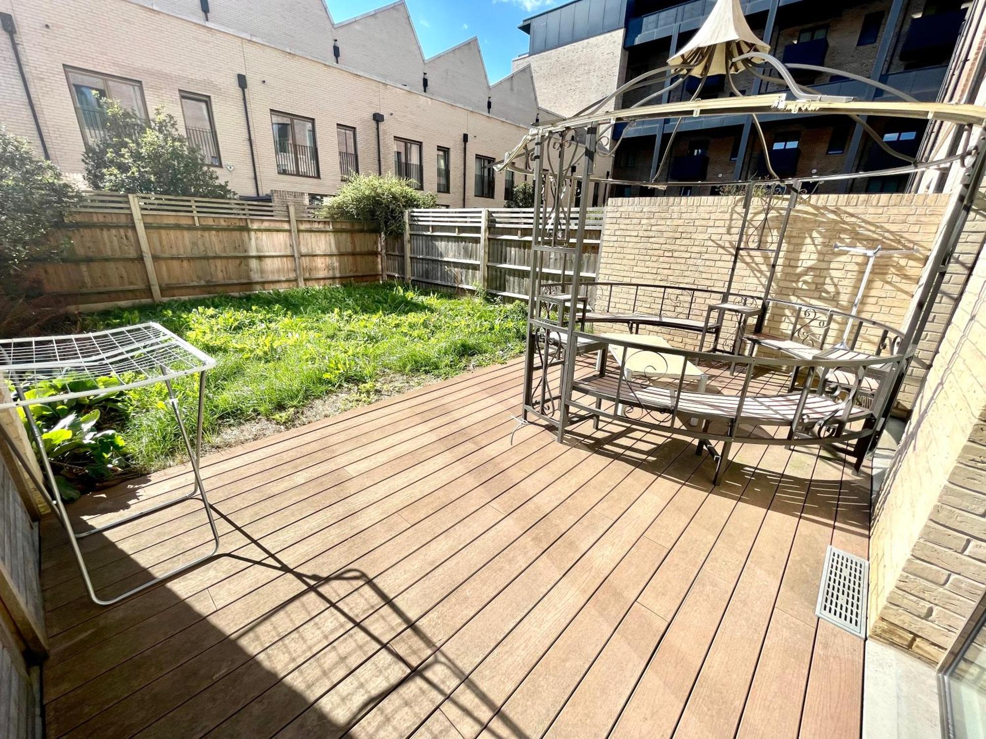 Stratford Luxury House, 5 Minutes Walk Station, Westfield, 3 Bedrooms 3 Bathrooms, Reception, Garden, Parking * Londra