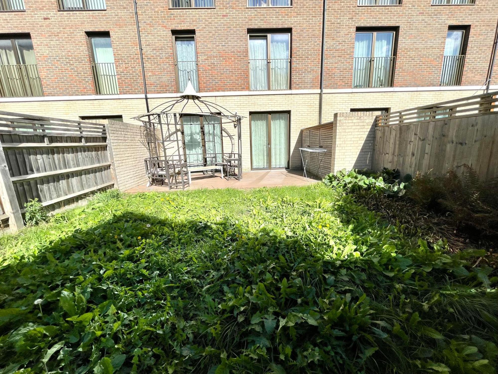 Stratford Luxury House, 5 Minutes Walk Station, Westfield, 3 Bedrooms 3 Bathrooms, Reception, Garden, Parking * Londra